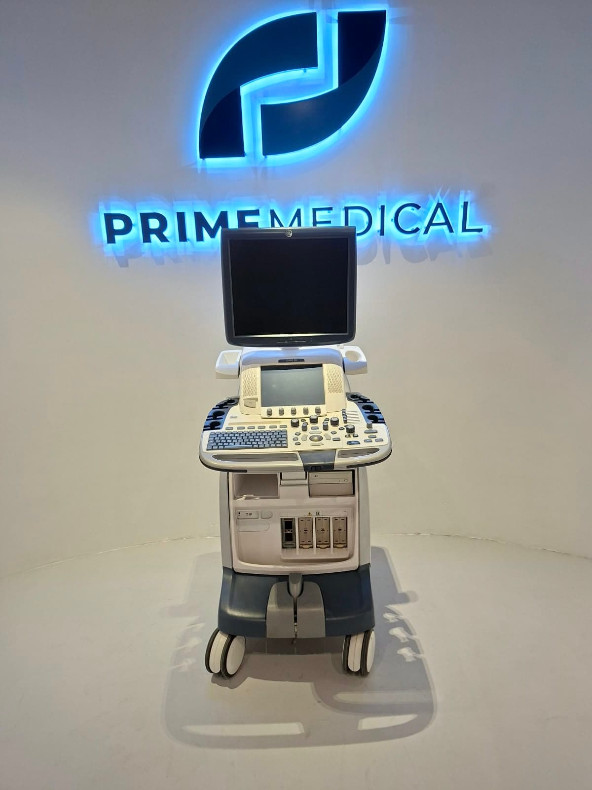 Ultrasonido de gabinete · GE HealthCare · Logiq e9 · R3